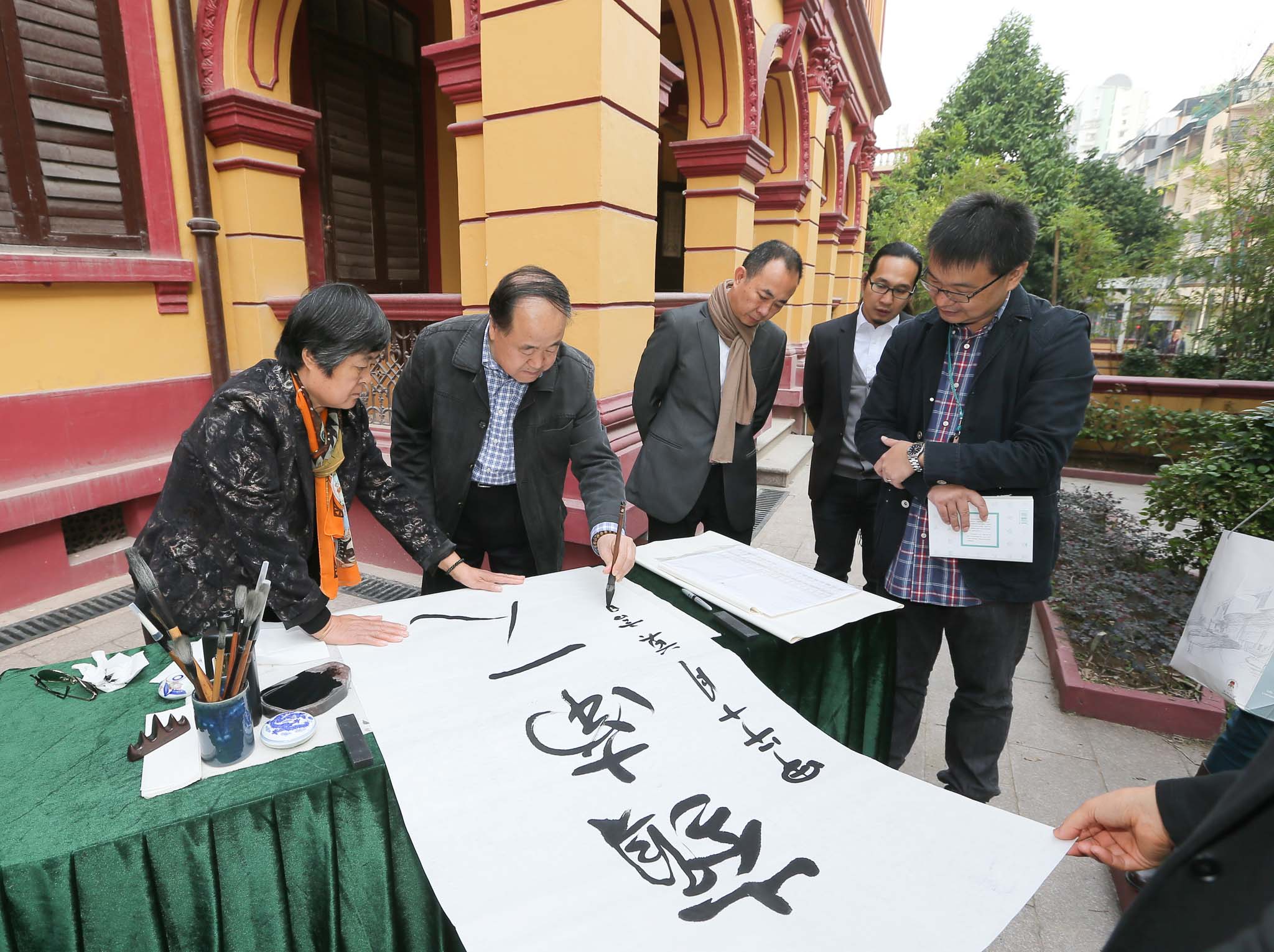 莫言在文學館館址前揮毫 Caligrafia de Mo Ran na Casa da Liter ATURA DE MACAU