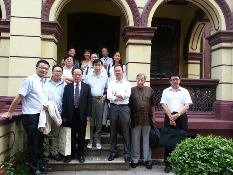 嘉賓在館址前合照 Foto na Casa da Literatura