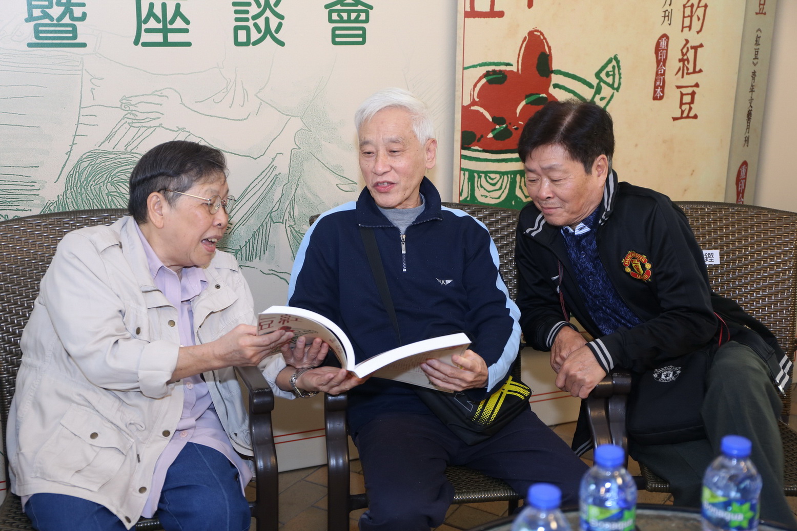 李艷芳、韋漢強及司徒鏗一起觀看新版的紅豆 Nova edição do Feijão Vermelho