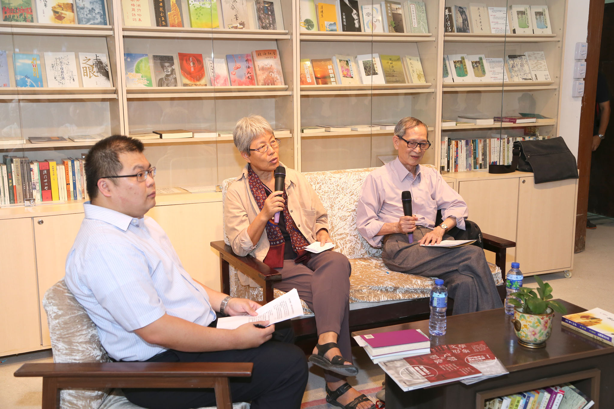 寂然、周桐、魯茂主持講座 Alguns autores presidem a palestra