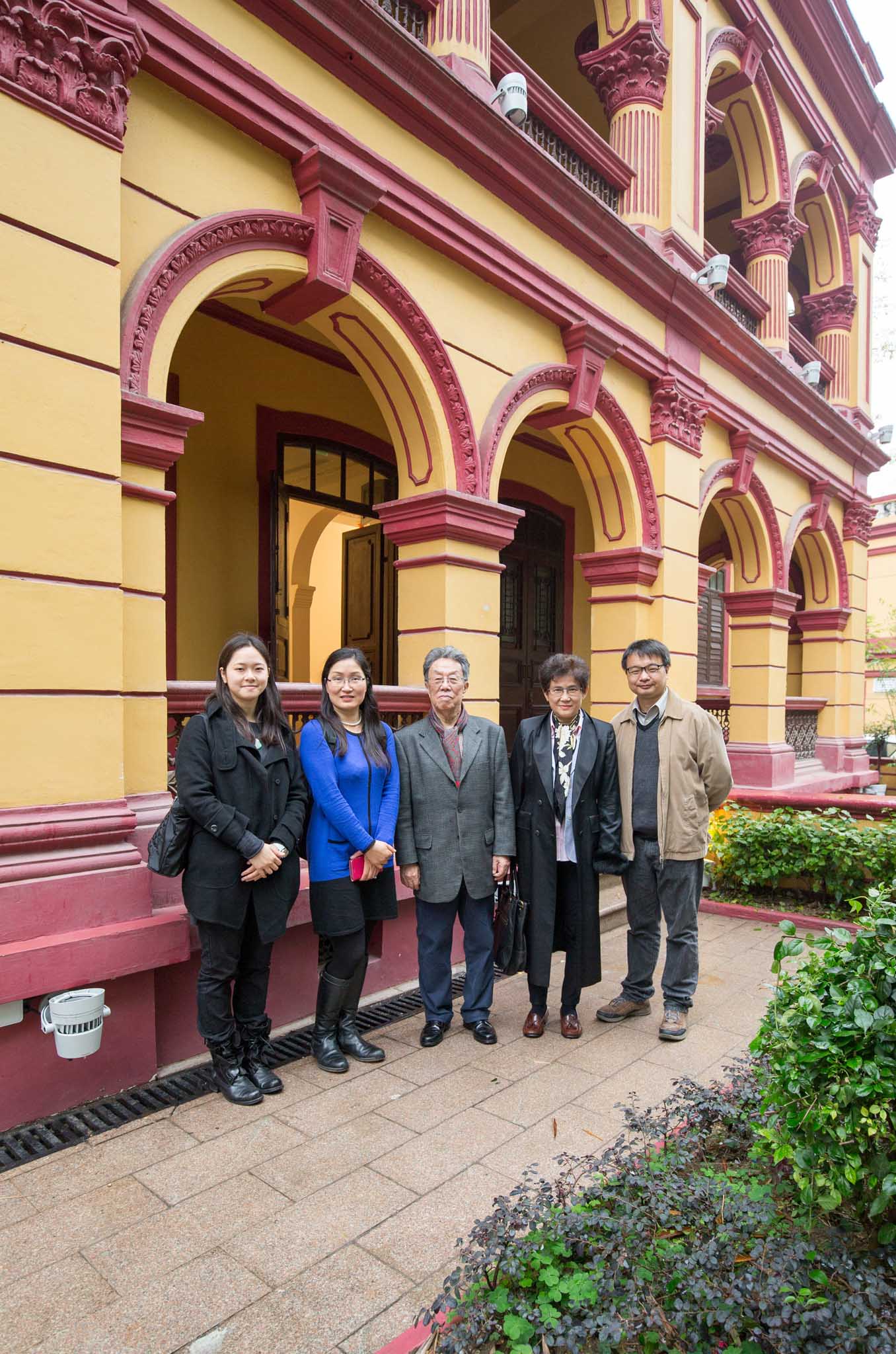 王蒙伉儷在文學館選址前合照 Foto na Casa da Literatura de Macau