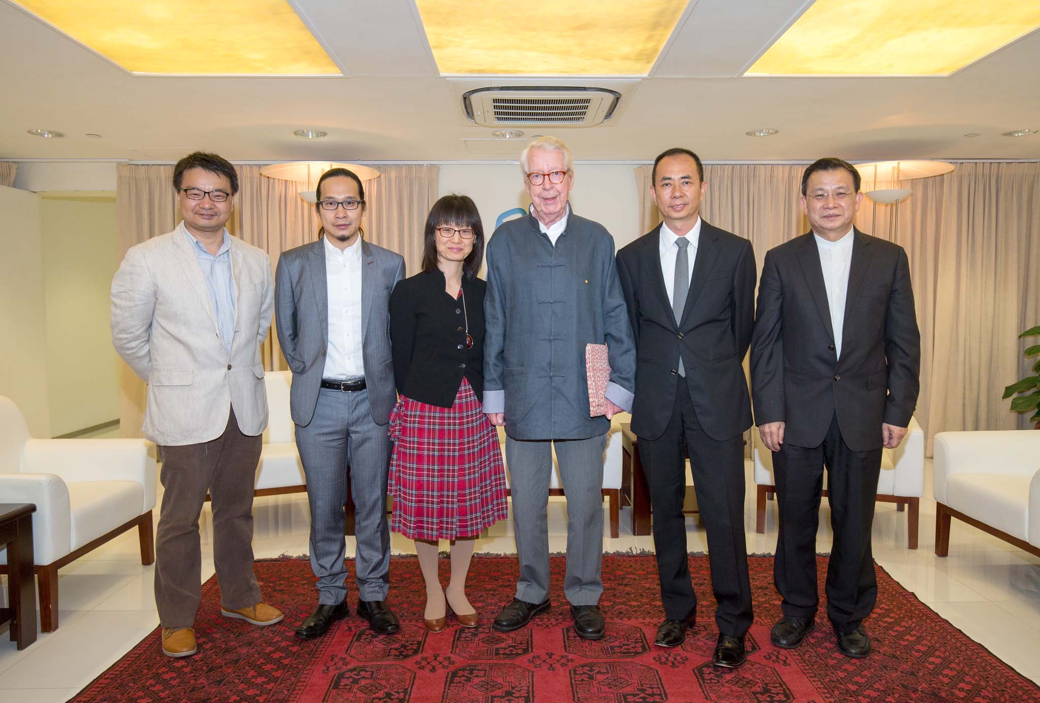 文化局領導及主管人員與馬悅言合照 Foto de grupo