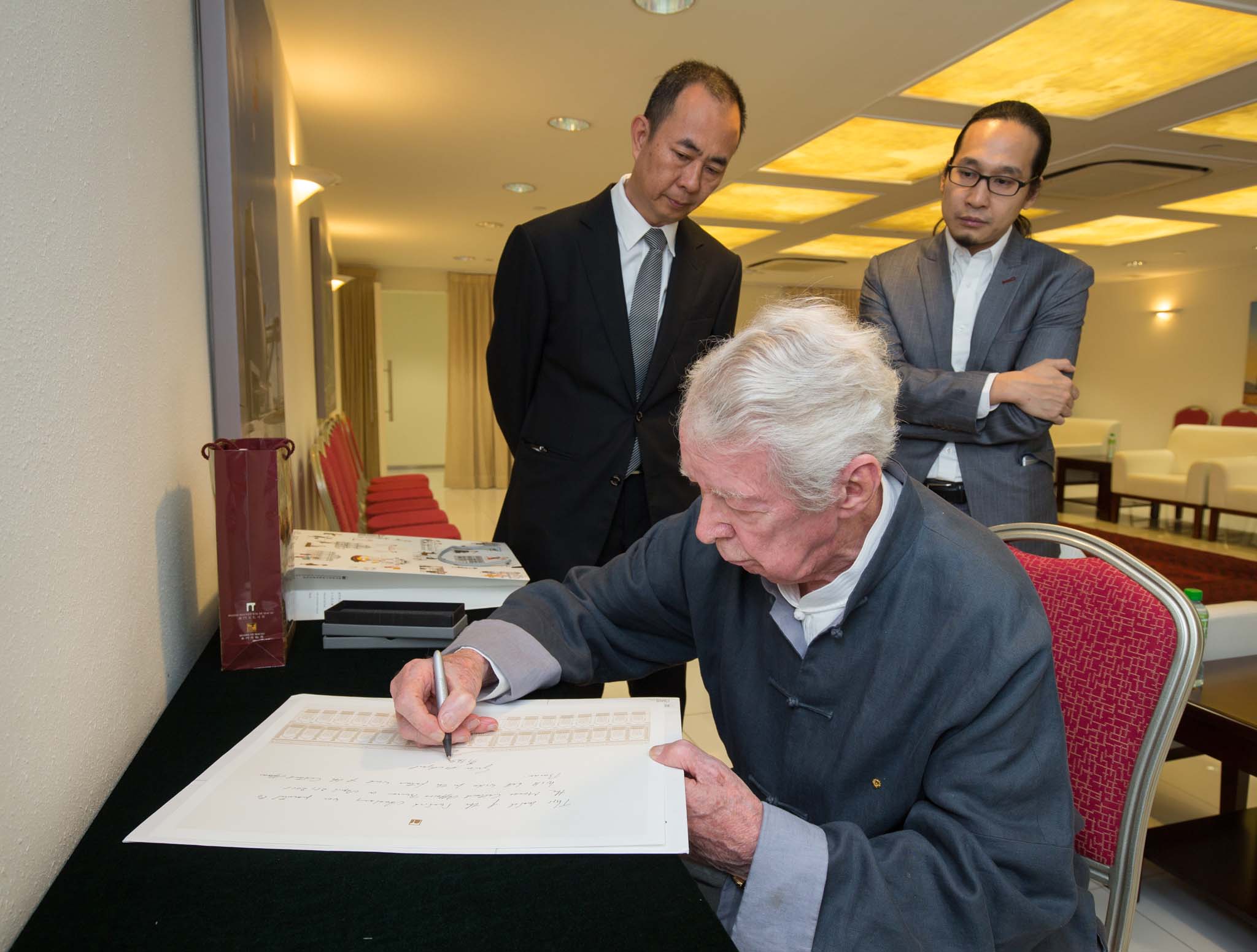 馬悅然留言 Dedicatória de Göran Malmqvist