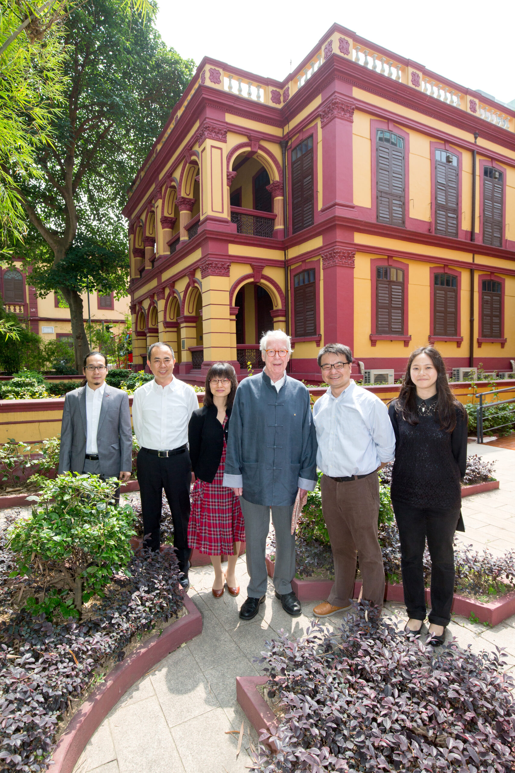 與馬悅然在文學館選址前合照 Foto na Casa da Literatura de Macau
