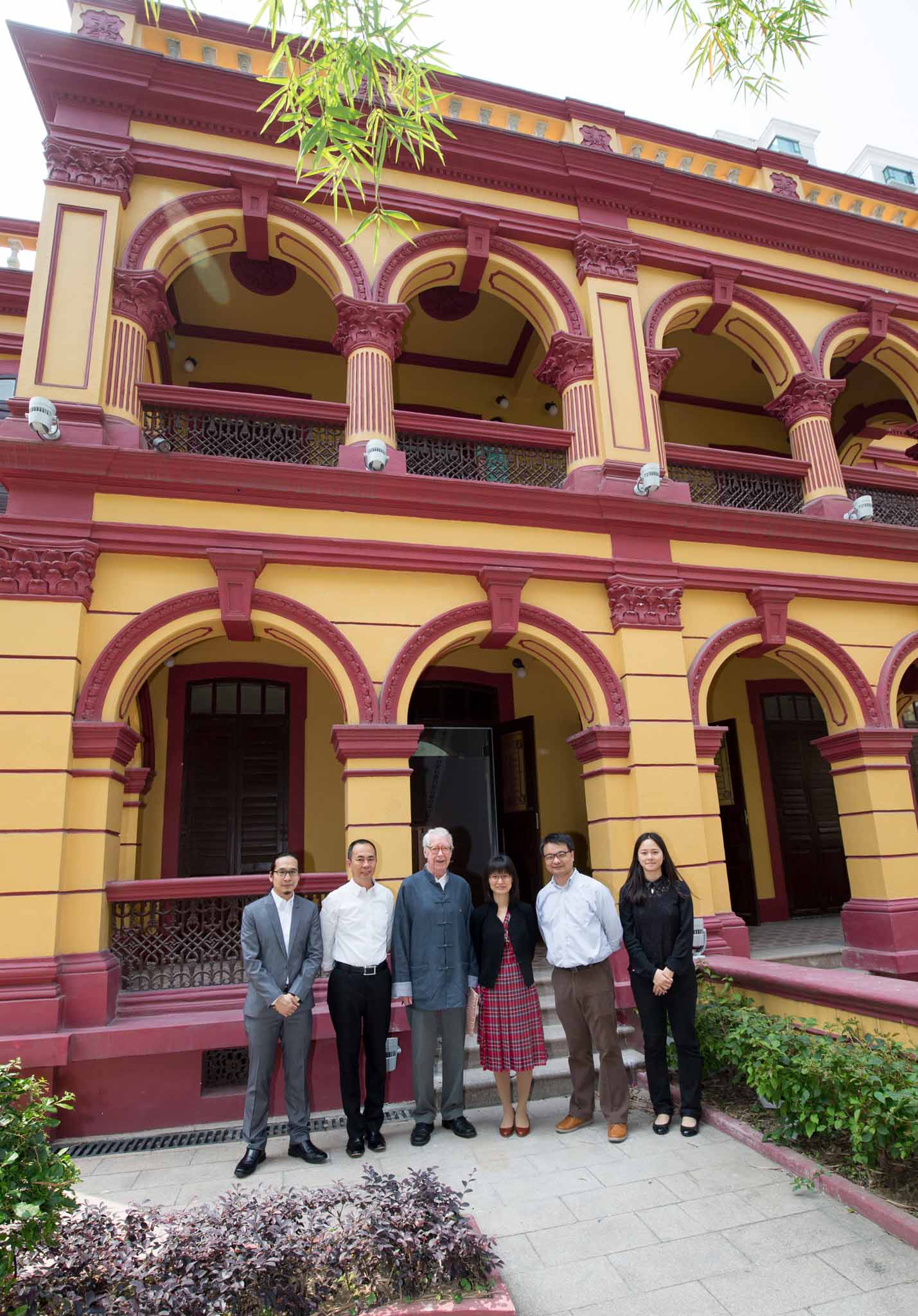 與馬悅然在饒宗頤學藝館前留影 Foto na Academia Jao Tsung-I